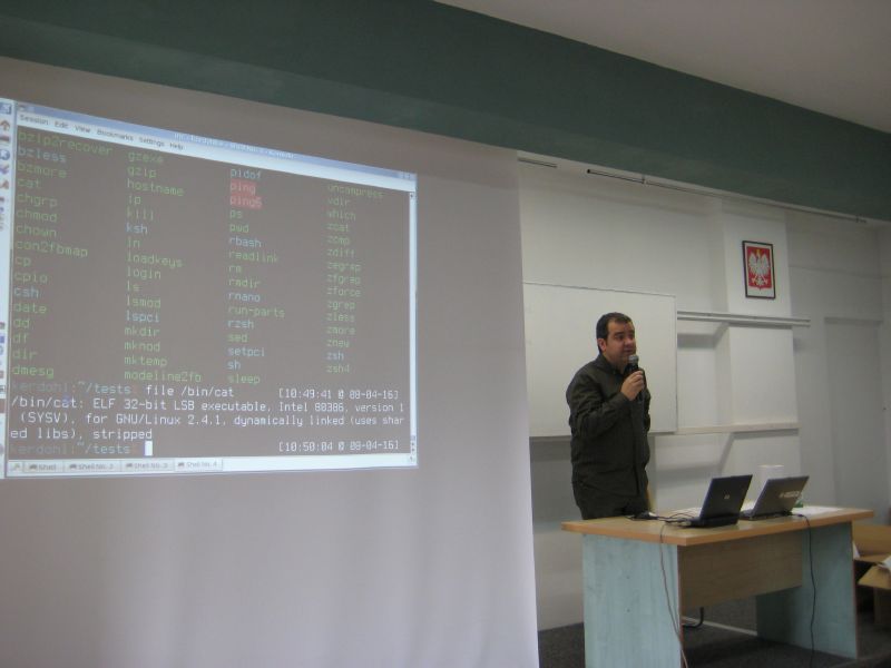 Ismael durante la sesión sobre Linux