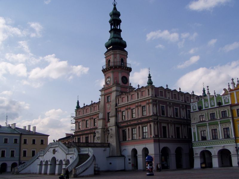 Plaza de Zamość y su ayuntamiento